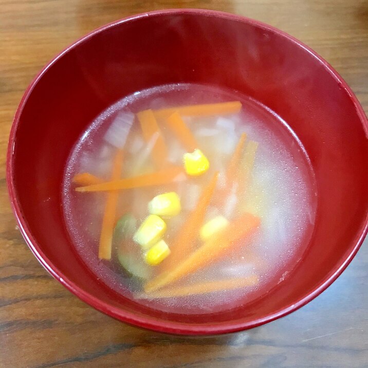 人参、玉ねぎ、ナス、コーンの中華スープ